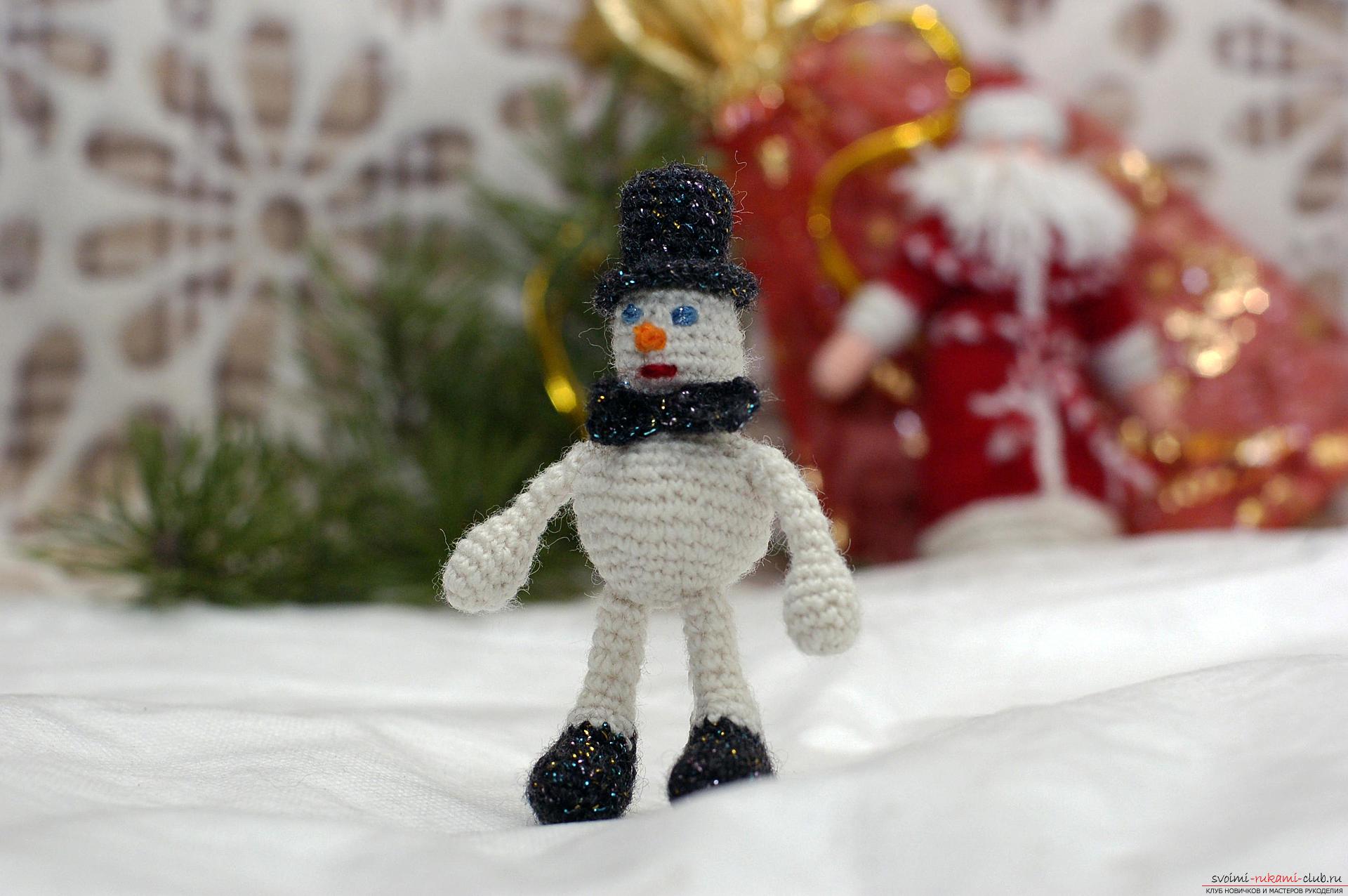 Мастер-класс пошагово научит, как своими руками крючком связать новогоднюю поделку - снеговика.. Фото №23